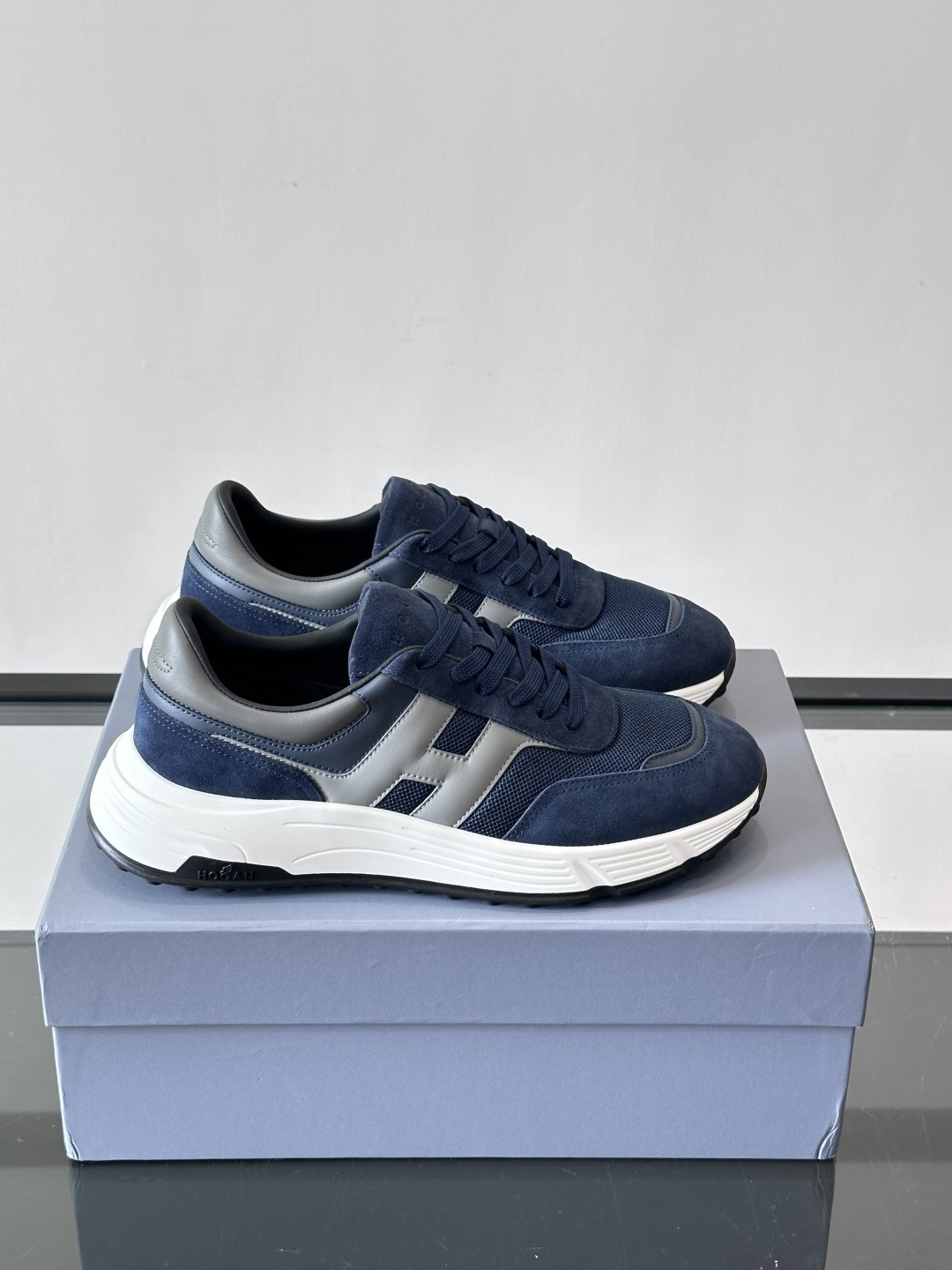 HOGAN豪格系列云朵鞋，主打休闲运动风，融合品牌经典与潮流元素。鞋面拼接麂皮和织物，棕灰白配色低调有质