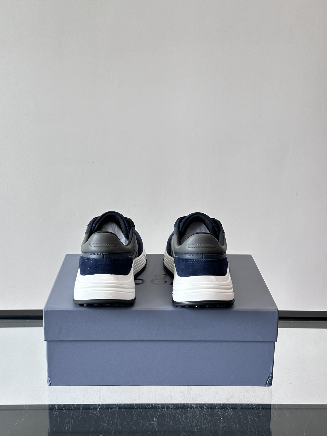 HOGAN豪格系列云朵鞋，主打休闲运动风，融合品牌经典与潮流元素。鞋面拼接麂皮和织物，棕灰白配色低调有质