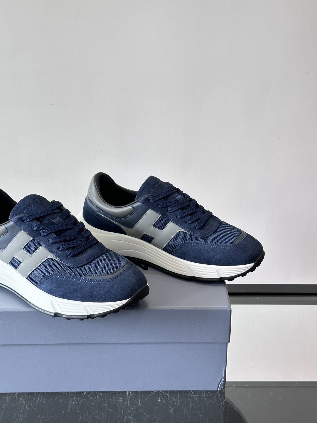 HOGAN豪格系列云朵鞋，主打休闲运动风，融合品牌经典与潮流元素。鞋面拼接麂皮和织物，棕灰白配色低调有质