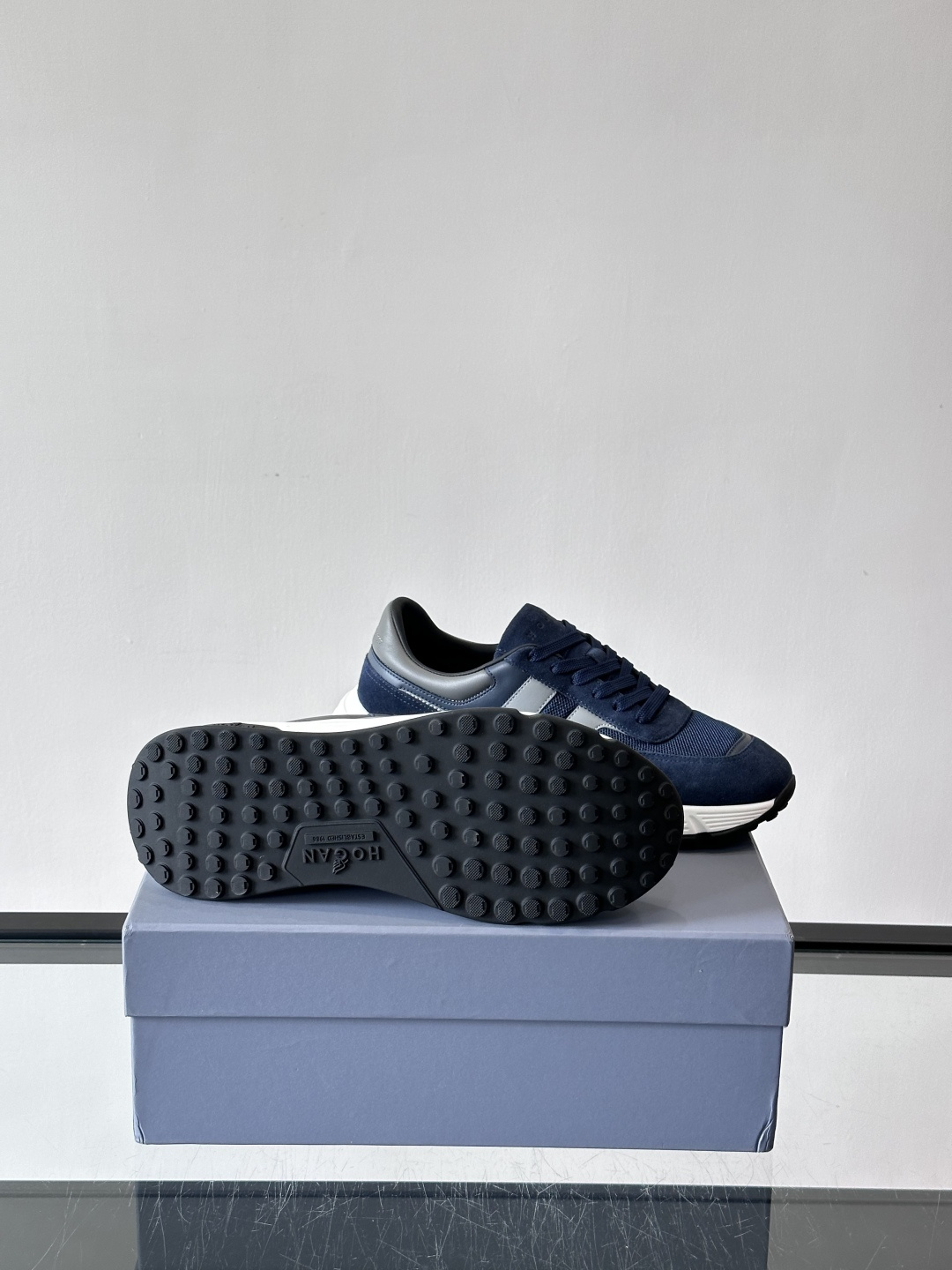 HOGAN豪格系列云朵鞋，主打休闲运动风，融合品牌经典与潮流元素。鞋面拼接麂皮和织物，棕灰白配色低调有质