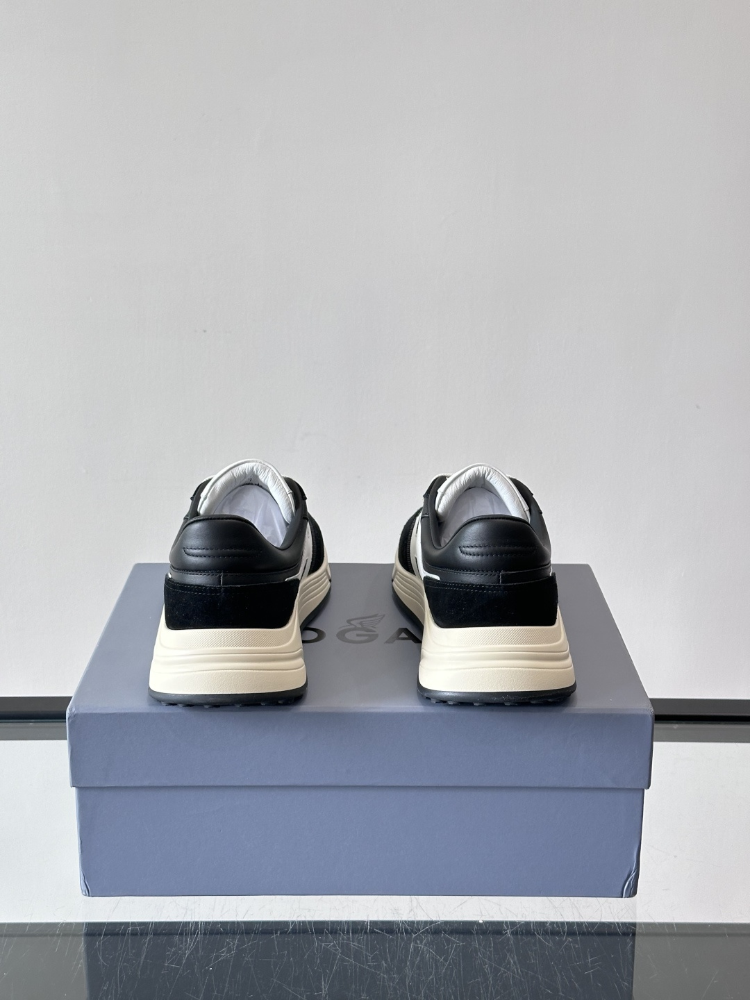 HOGAN豪格系列云朵鞋，主打休闲运动风，融合品牌经典与潮流元素。鞋面拼接麂皮和织物，棕灰白配色低调有质