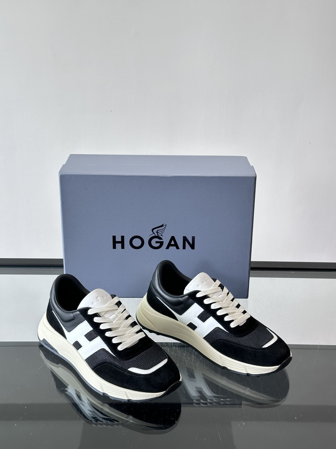 HOGAN豪格系列云朵鞋，主打休闲运动风，融合品牌经典与潮流元素。鞋面拼接麂皮和织物，棕灰白配色低调有质