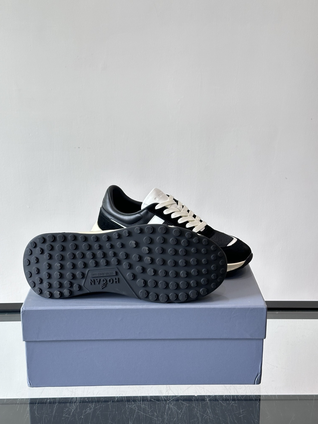 HOGAN豪格系列云朵鞋，主打休闲运动风，融合品牌经典与潮流元素。鞋面拼接麂皮和织物，棕灰白配色低调有质