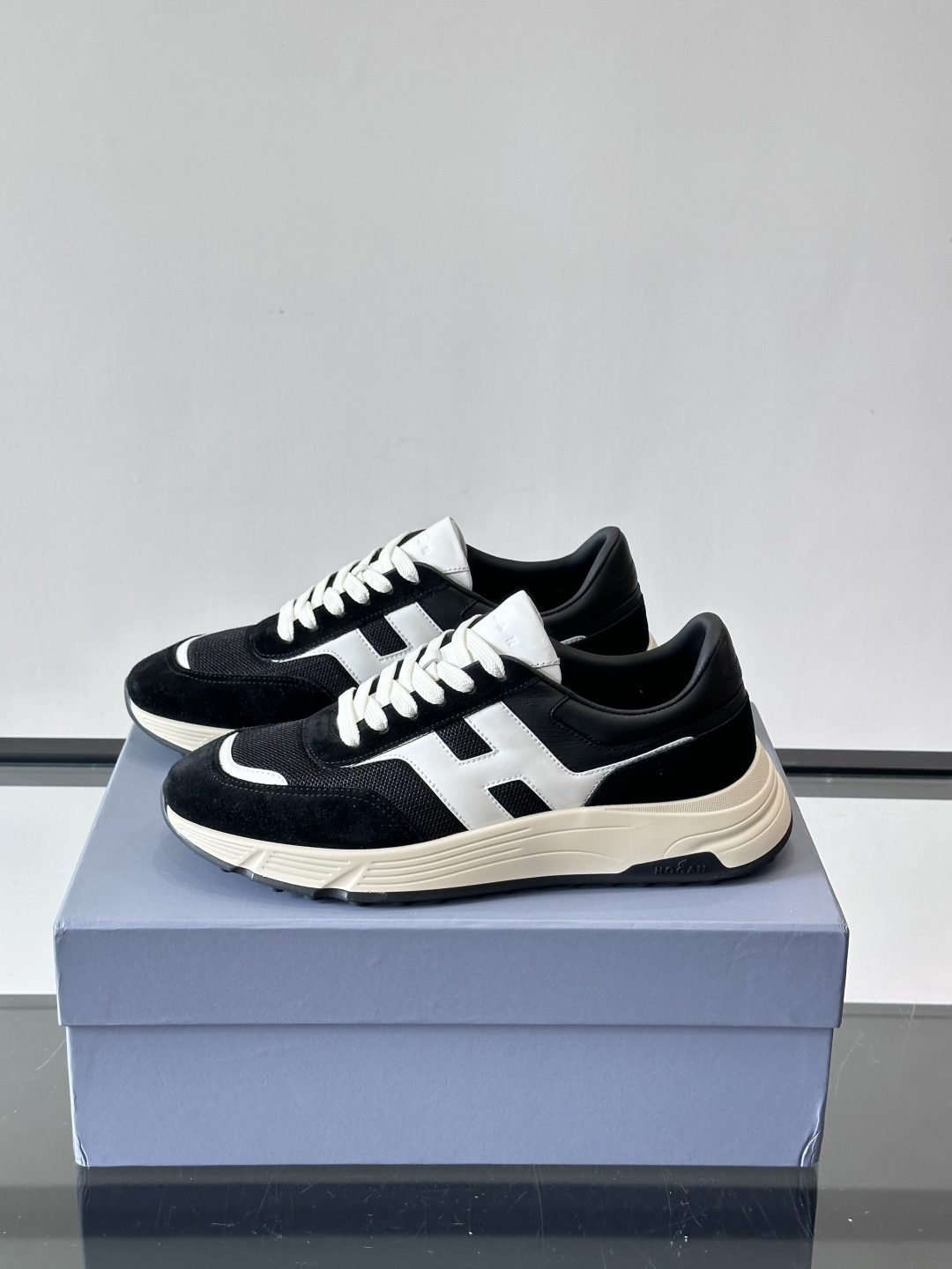 HOGAN豪格系列云朵鞋，主打休闲运动风，融合品牌经典与潮流元素。鞋面拼接麂皮和织物，棕灰白配色低调有质