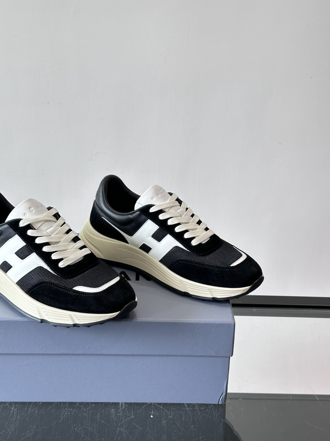 HOGAN豪格系列云朵鞋，主打休闲运动风，融合品牌经典与潮流元素。鞋面拼接麂皮和织物，棕灰白配色低调有质