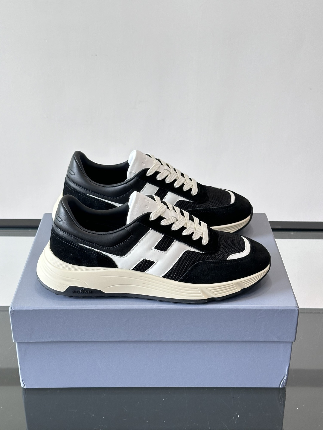 HOGAN豪格系列云朵鞋，主打休闲运动风，融合品牌经典与潮流元素。鞋面拼接麂皮和织物，棕灰白配色低调有质