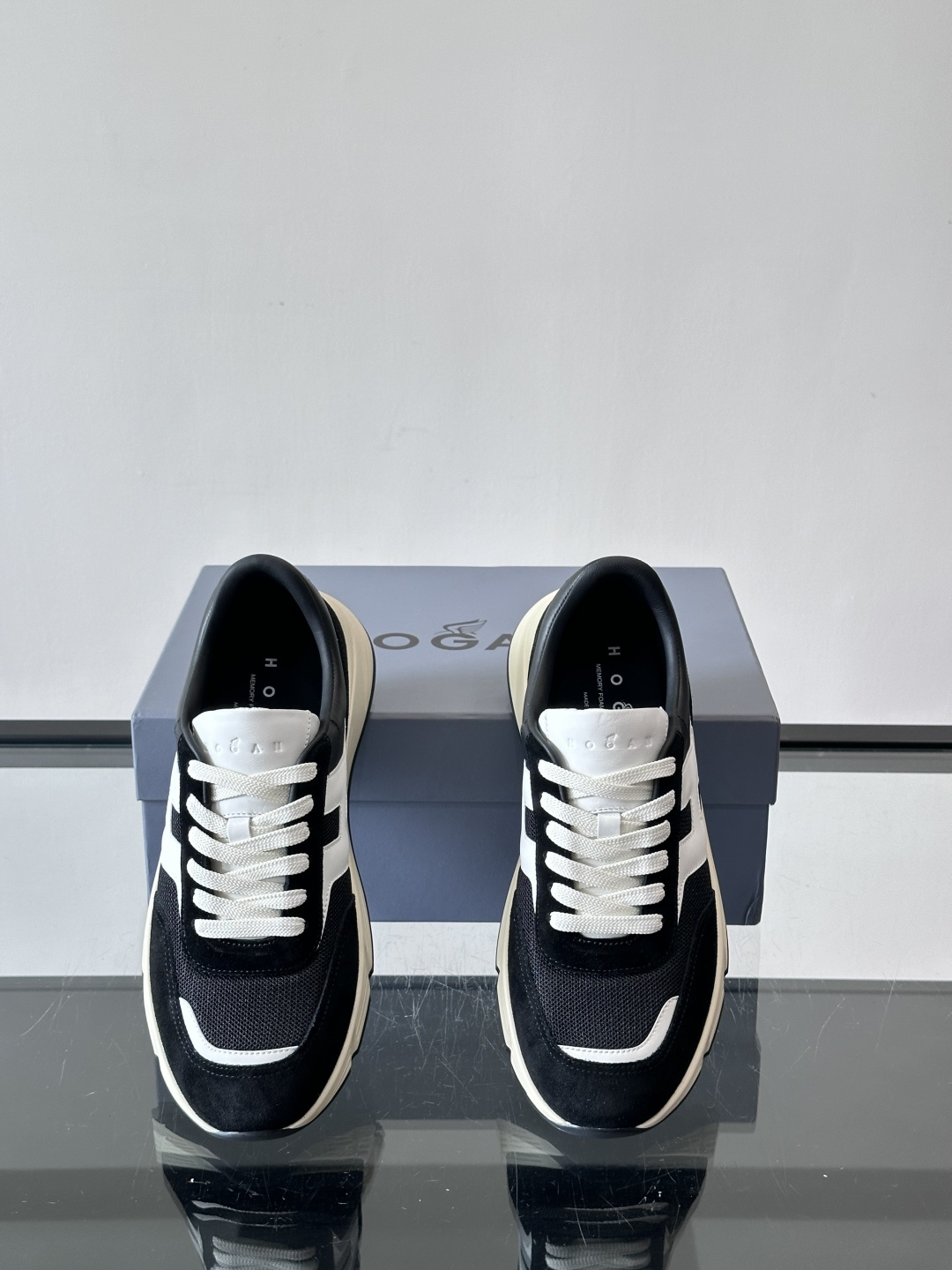 HOGAN豪格系列云朵鞋，主打休闲运动风，融合品牌经典与潮流元素。鞋面拼接麂皮和织物，棕灰白配色低调有质