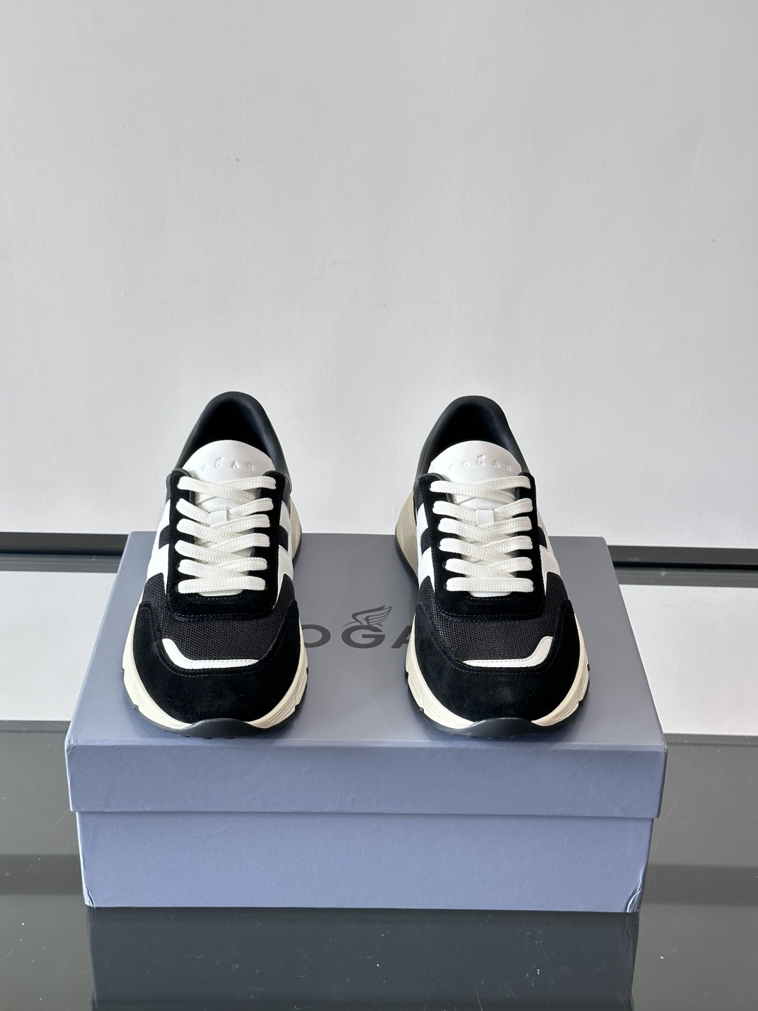 HOGAN豪格系列云朵鞋，主打休闲运动风，融合品牌经典与潮流元素。鞋面拼接麂皮和织物，棕灰白配色低调有质