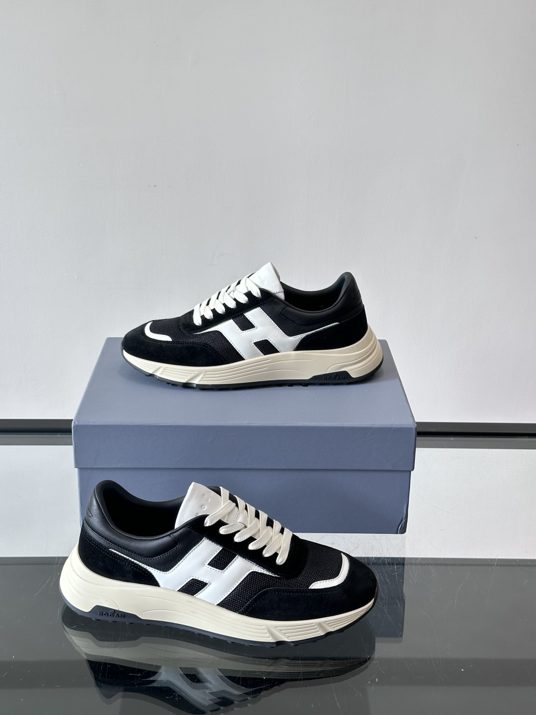 HOGAN豪格系列云朵鞋，主打休闲运动风，融合品牌经典与潮流元素。鞋面拼接麂皮和织物，棕灰白配色低调有质