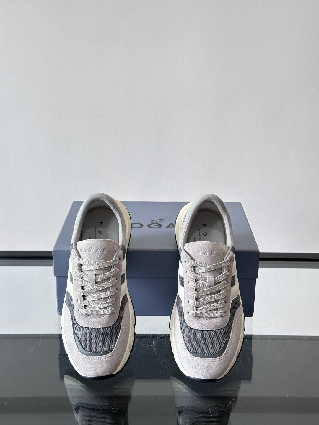 HOGAN豪格系列云朵鞋，主打休闲运动风，融合品牌经典与潮流元素。鞋面拼接麂皮和织物，棕灰白配色低调有质