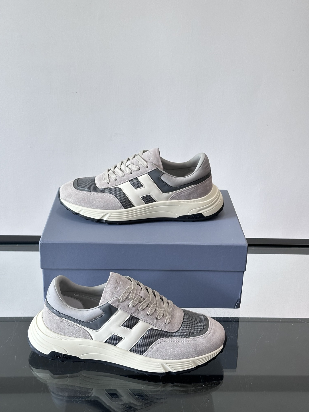 HOGAN豪格系列云朵鞋，主打休闲运动风，融合品牌经典与潮流元素。鞋面拼接麂皮和织物，棕灰白配色低调有质