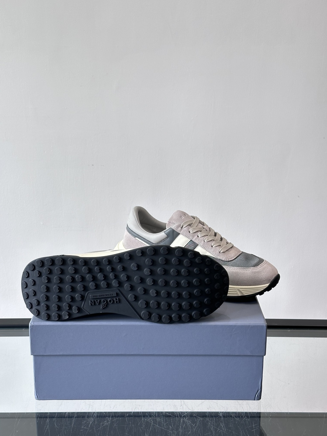 HOGAN豪格系列云朵鞋，主打休闲运动风，融合品牌经典与潮流元素。鞋面拼接麂皮和织物，棕灰白配色低调有质