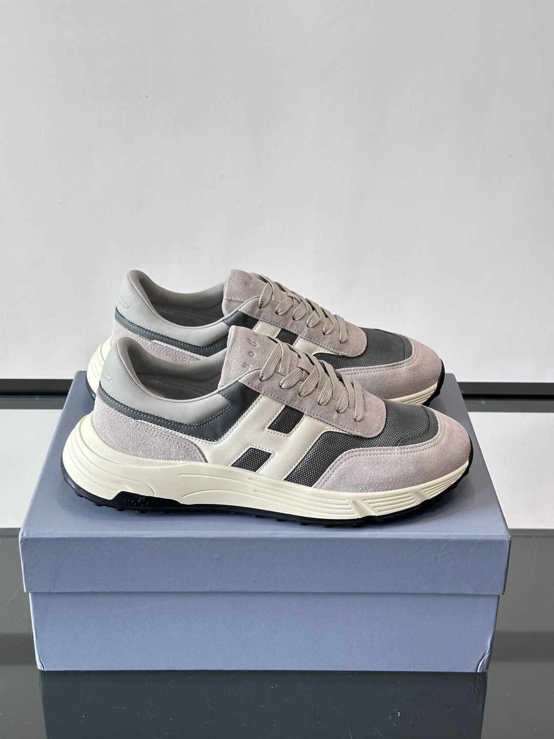 HOGAN豪格系列云朵鞋，主打休闲运动风，融合品牌经典与潮流元素。鞋面拼接麂皮和织物，棕灰白配色低调有质