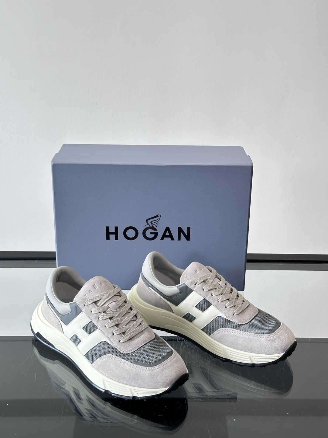 HOGAN豪格系列云朵鞋，主打休闲运动风，融合品牌经典与潮流元素。鞋面拼接麂皮和织物，棕灰白配色低调有质