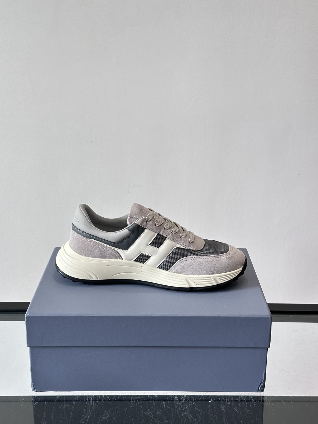 HOGAN豪格系列云朵鞋，主打休闲运动风，融合品牌经典与潮流元素。鞋面拼接麂皮和织物，棕灰白配色低调有质