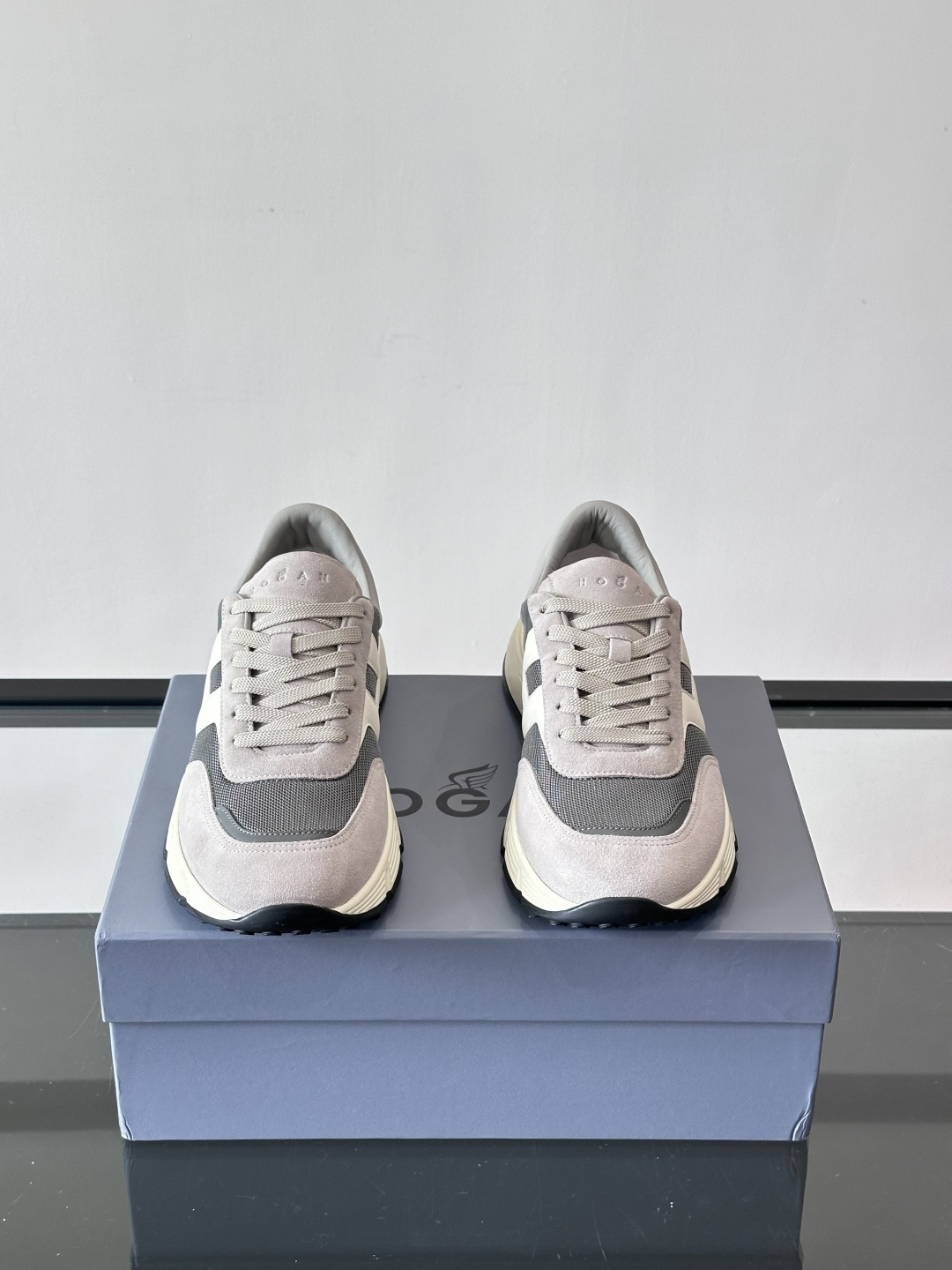 HOGAN豪格系列云朵鞋，主打休闲运动风，融合品牌经典与潮流元素。鞋面拼接麂皮和织物，棕灰白配色低调有质