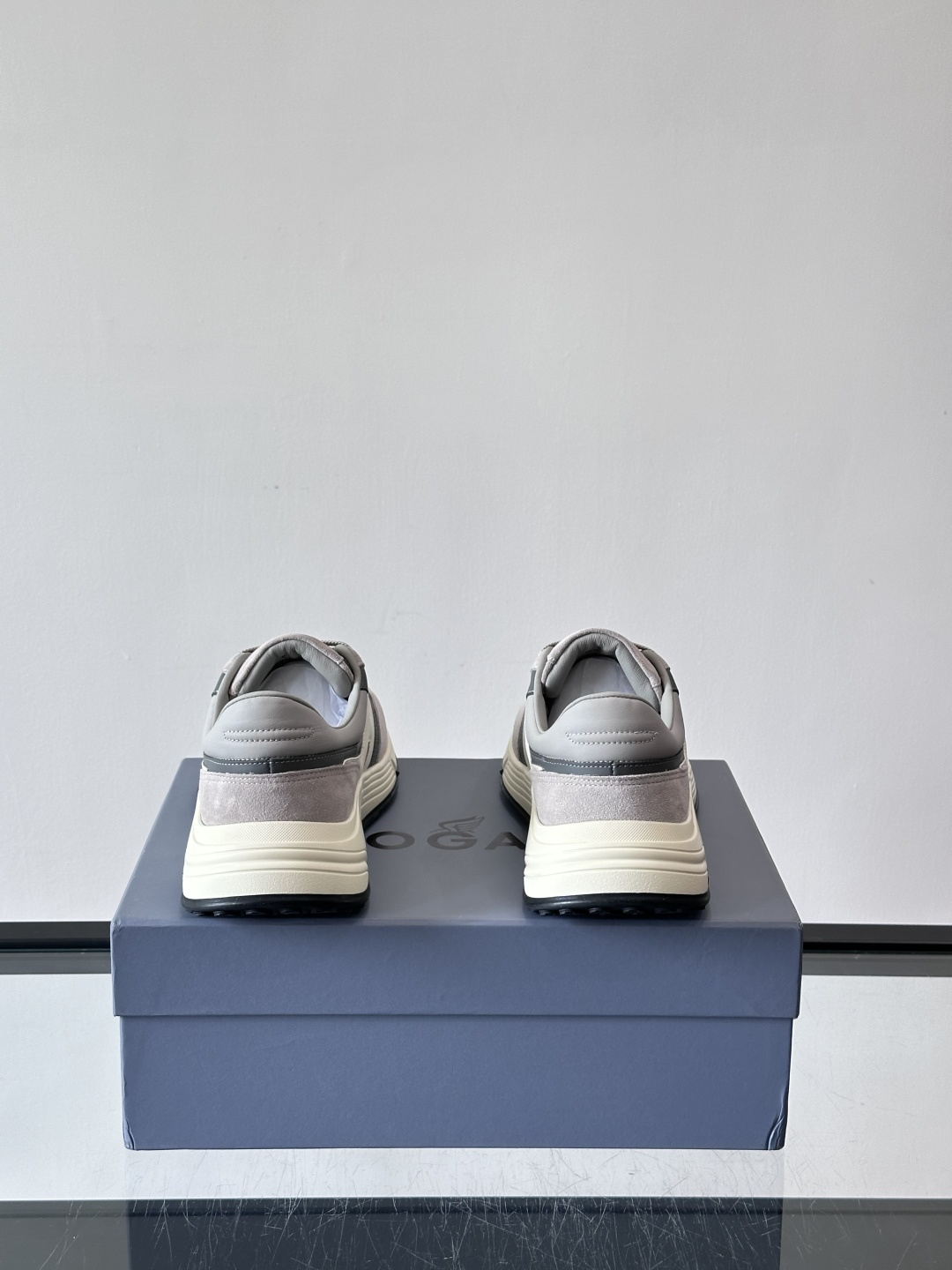 HOGAN豪格系列云朵鞋，主打休闲运动风，融合品牌经典与潮流元素。鞋面拼接麂皮和织物，棕灰白配色低调有质