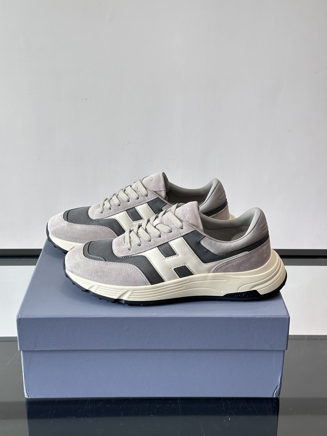 HOGAN豪格系列云朵鞋，主打休闲运动风，融合品牌经典与潮流元素。鞋面拼接麂皮和织物，棕灰白配色低调有质