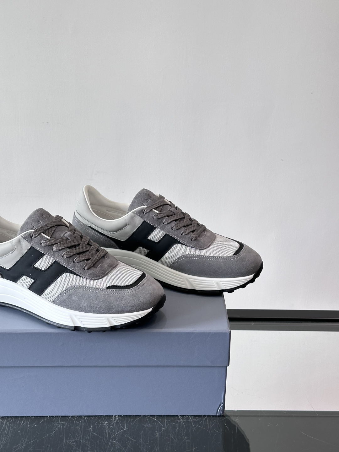 HOGAN豪格系列云朵鞋，主打休闲运动风，融合品牌经典与潮流元素。鞋面拼接麂皮和织物，棕灰白配色低调有质