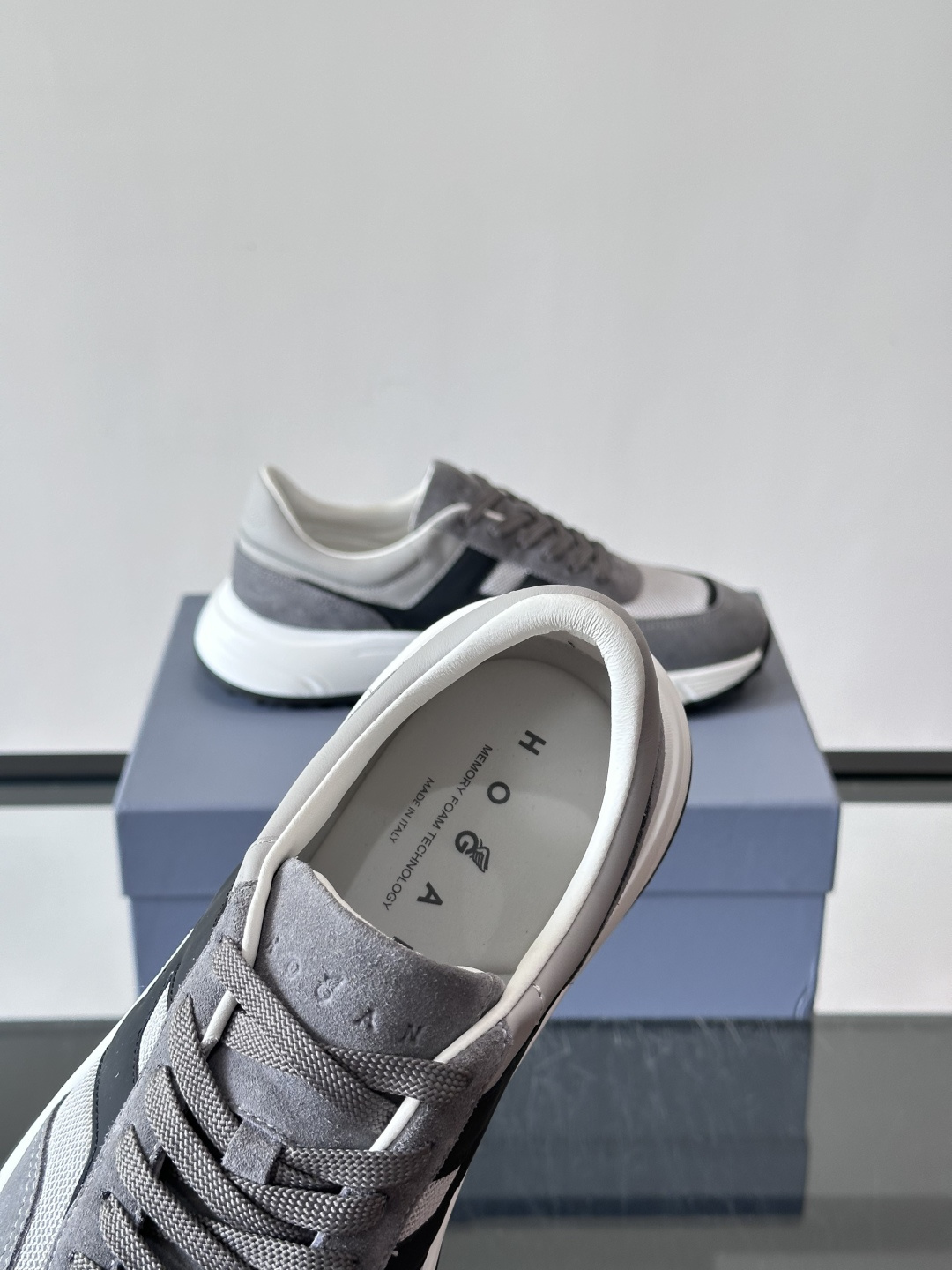 HOGAN豪格系列云朵鞋，主打休闲运动风，融合品牌经典与潮流元素。鞋面拼接麂皮和织物，棕灰白配色低调有质