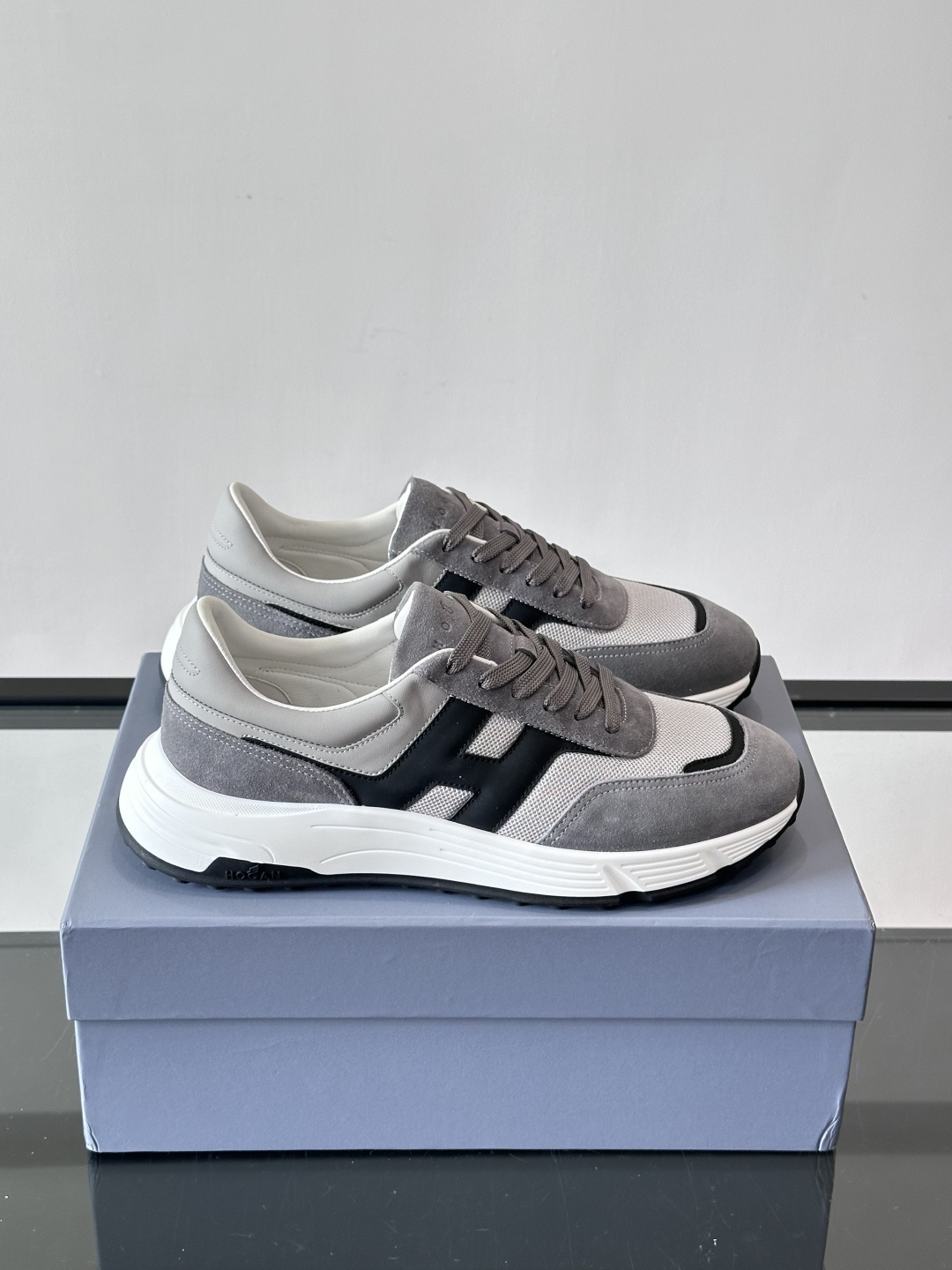HOGAN豪格系列云朵鞋，主打休闲运动风，融合品牌经典与潮流元素。鞋面拼接麂皮和织物，棕灰白配色低调有质