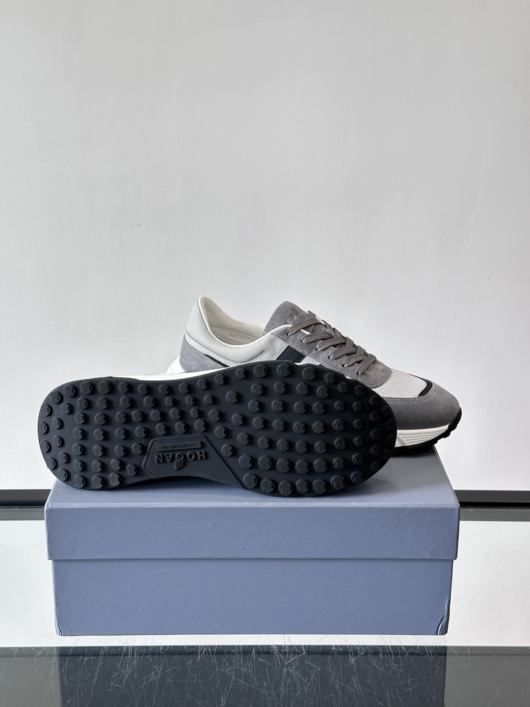 HOGAN豪格系列云朵鞋，主打休闲运动风，融合品牌经典与潮流元素。鞋面拼接麂皮和织物，棕灰白配色低调有质