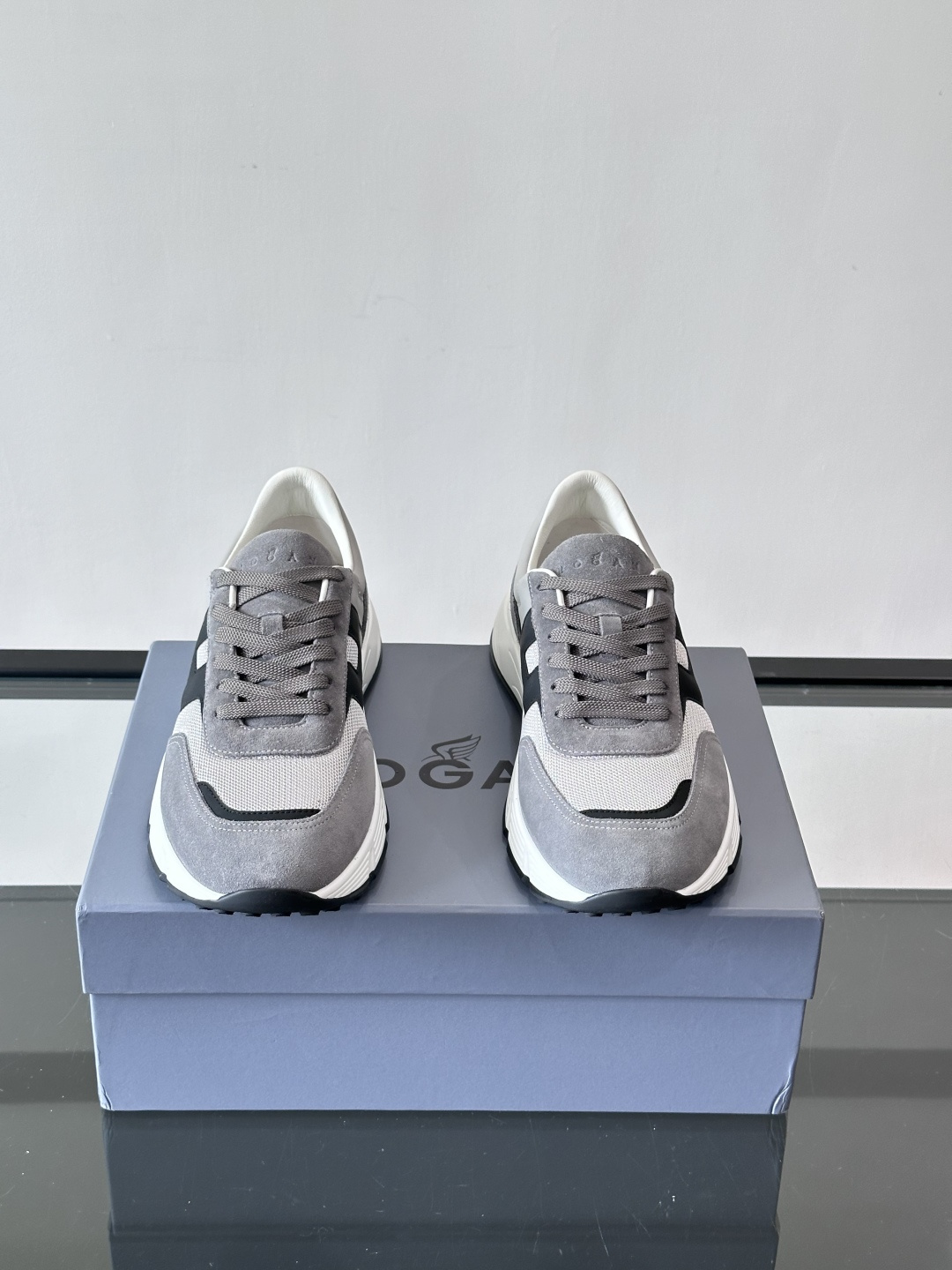 HOGAN豪格系列云朵鞋，主打休闲运动风，融合品牌经典与潮流元素。鞋面拼接麂皮和织物，棕灰白配色低调有质