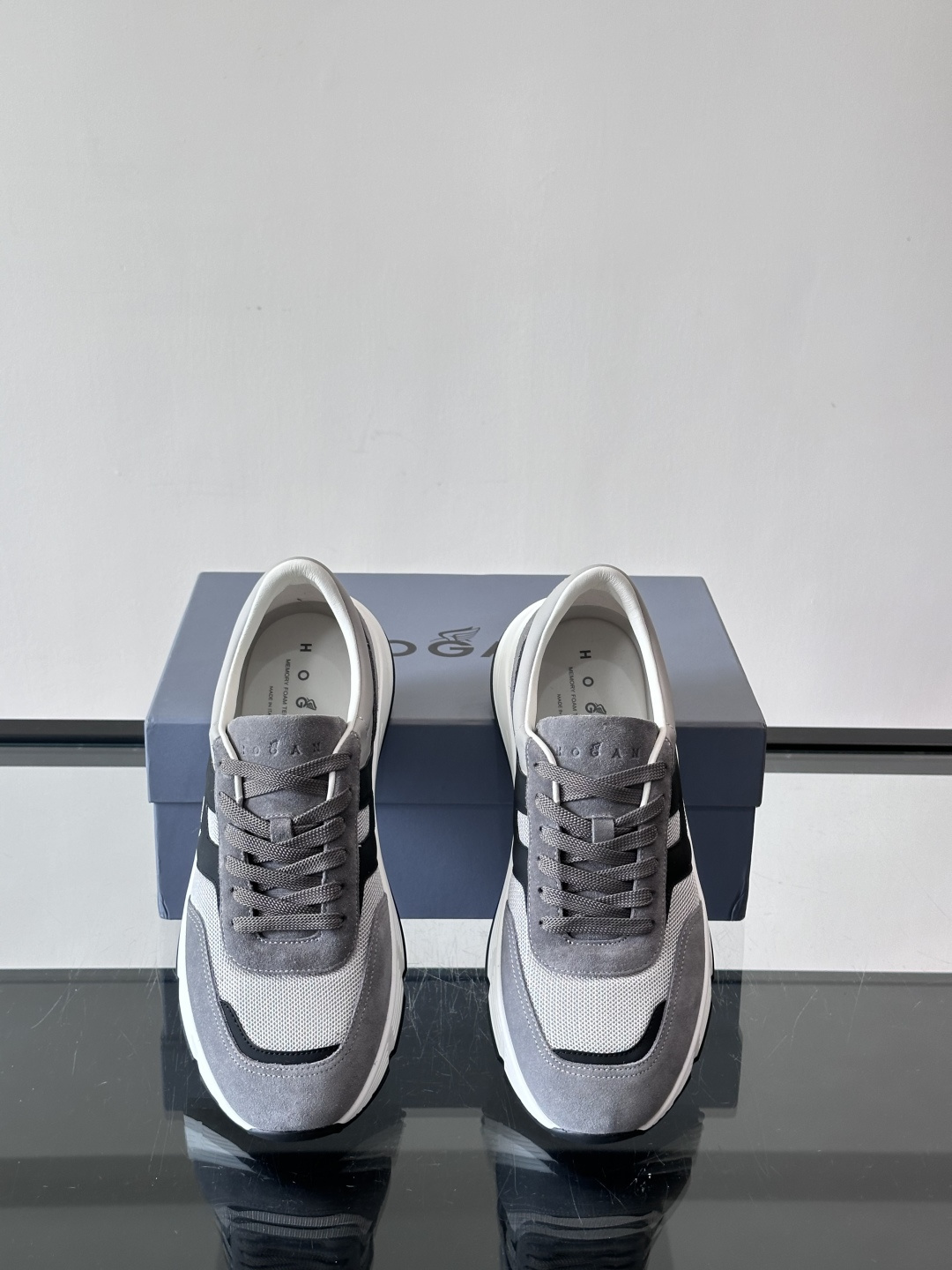 HOGAN豪格系列云朵鞋，主打休闲运动风，融合品牌经典与潮流元素。鞋面拼接麂皮和织物，棕灰白配色低调有质