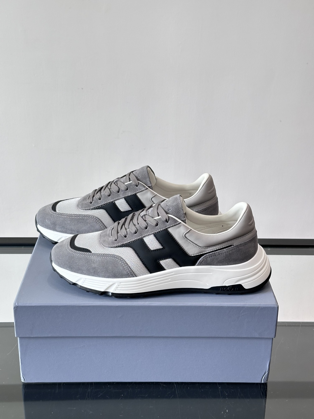 HOGAN豪格系列云朵鞋，主打休闲运动风，融合品牌经典与潮流元素。鞋面拼接麂皮和织物，棕灰白配色低调有质