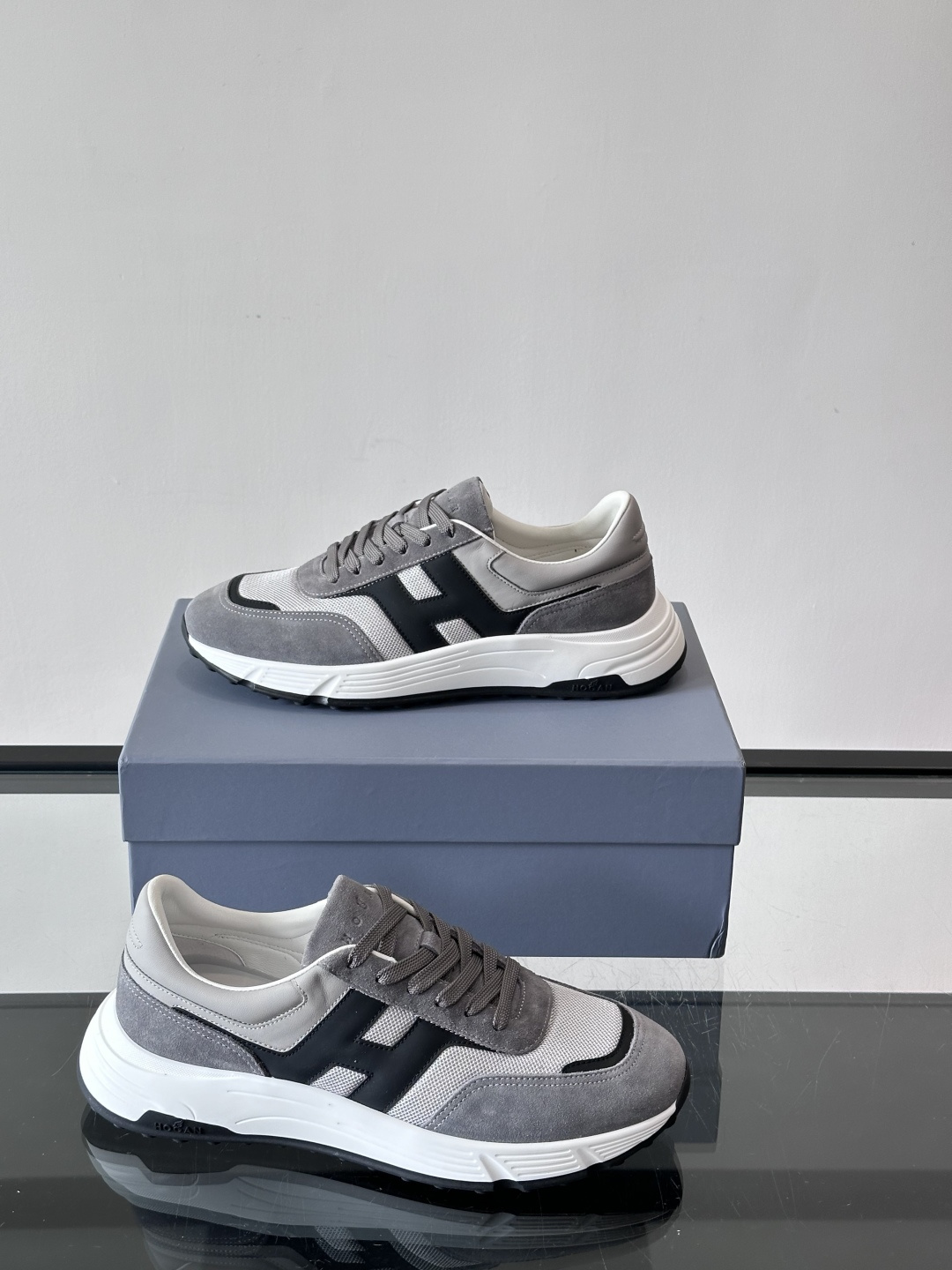 HOGAN豪格系列云朵鞋，主打休闲运动风，融合品牌经典与潮流元素。鞋面拼接麂皮和织物，棕灰白配色低调有质