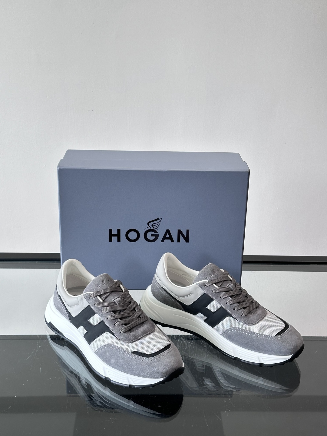 HOGAN豪格系列云朵鞋，主打休闲运动风，融合品牌经典与潮流元素。鞋面拼接麂皮和织物，棕灰白配色低调有质