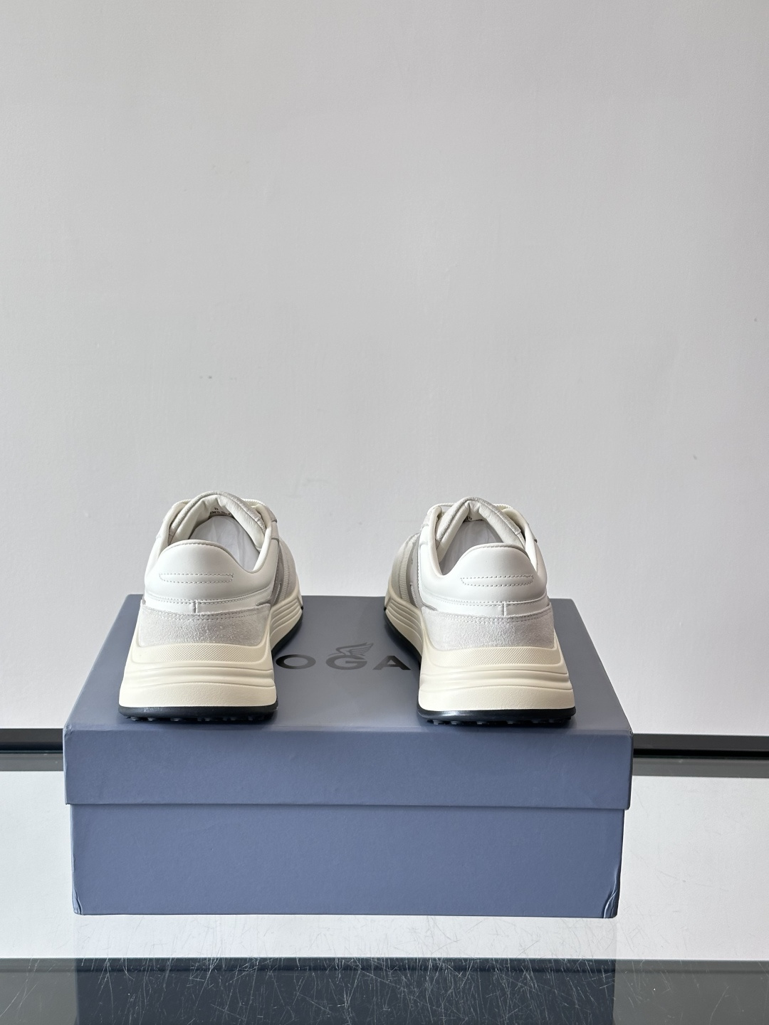 HOGAN豪格系列云朵鞋，主打休闲运动风，融合品牌经典与潮流元素。鞋面拼接麂皮和织物，棕灰白配色低调有质