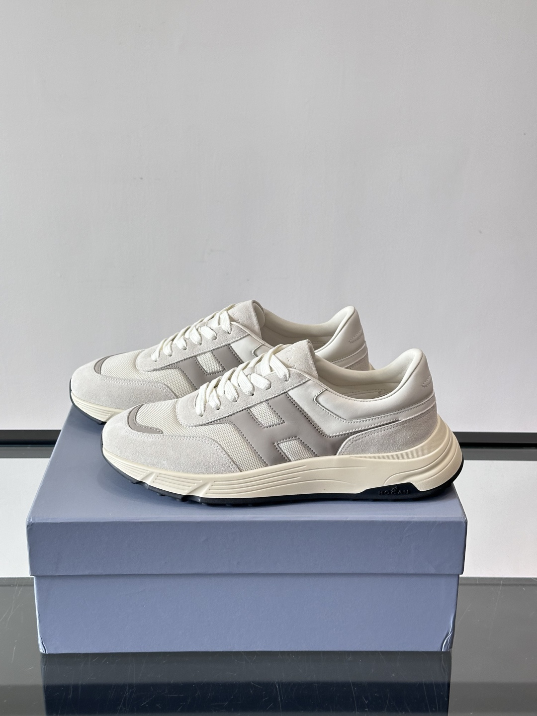 HOGAN豪格系列云朵鞋，主打休闲运动风，融合品牌经典与潮流元素。鞋面拼接麂皮和织物，棕灰白配色低调有质