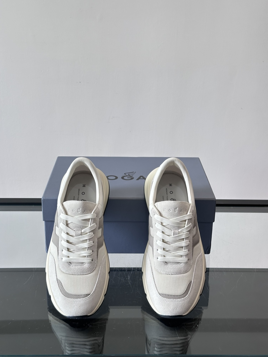 HOGAN豪格系列云朵鞋，主打休闲运动风，融合品牌经典与潮流元素。鞋面拼接麂皮和织物，棕灰白配色低调有质