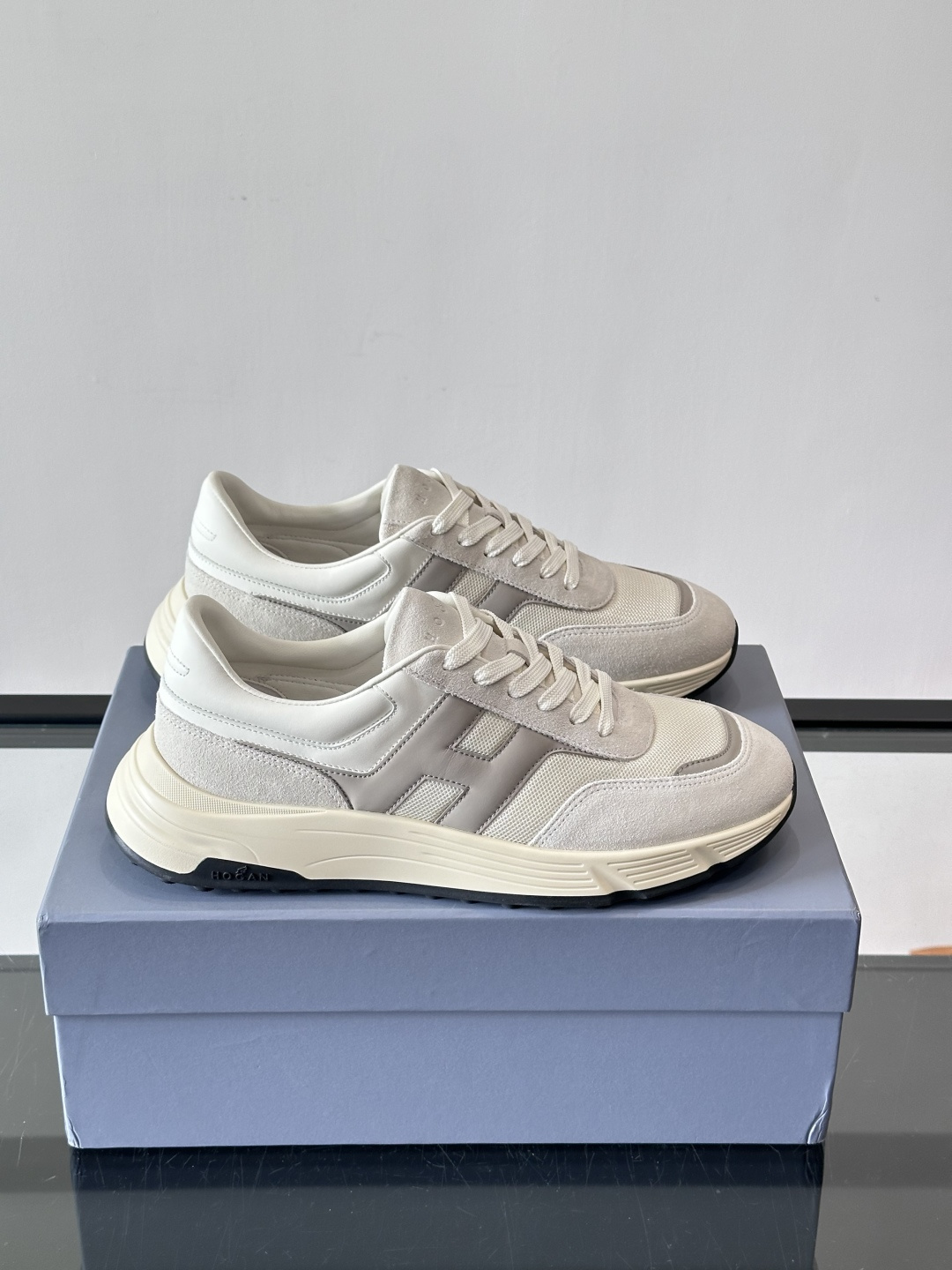 HOGAN豪格系列云朵鞋，主打休闲运动风，融合品牌经典与潮流元素。鞋面拼接麂皮和织物，棕灰白配色低调有质