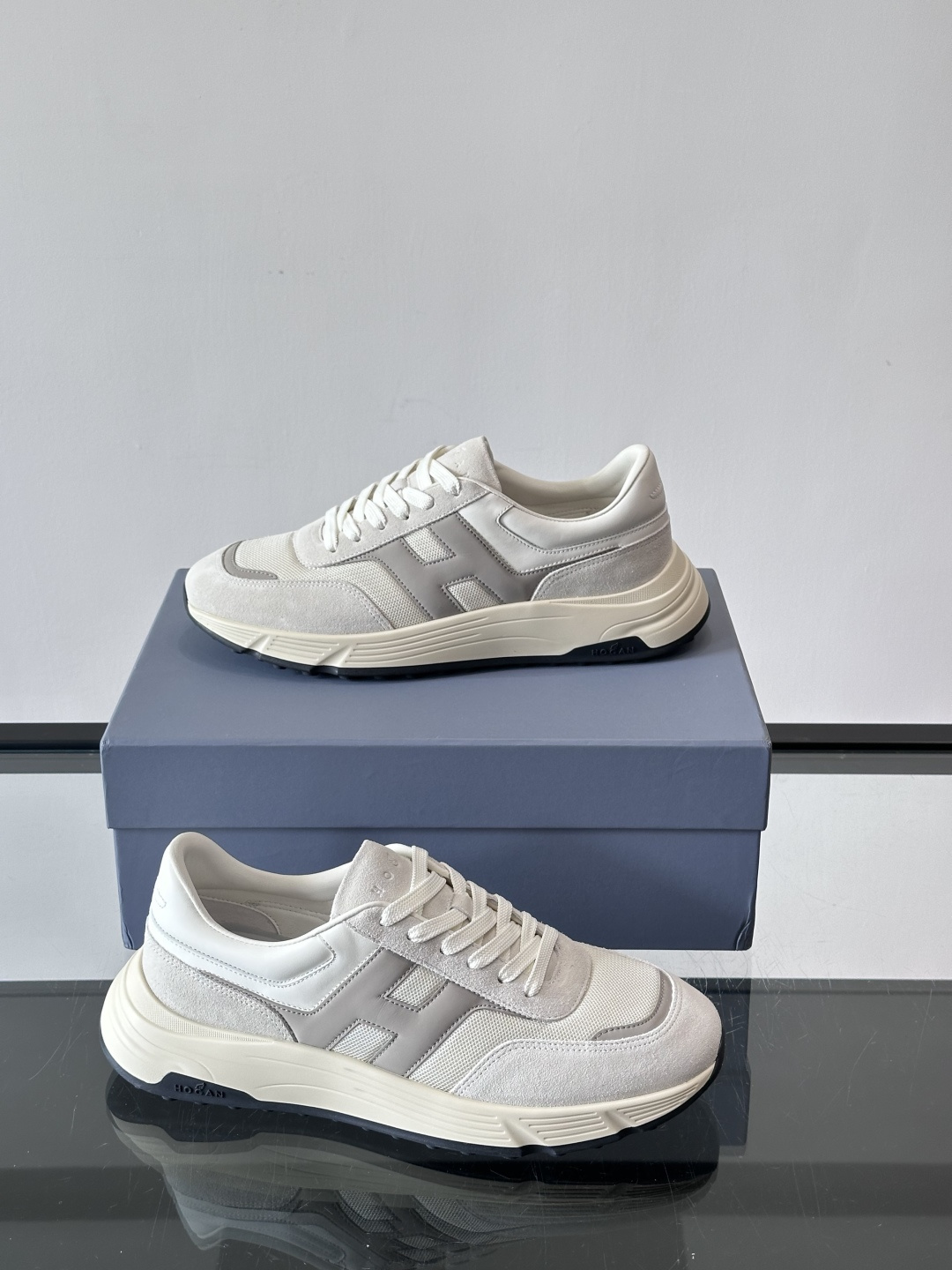 HOGAN豪格系列云朵鞋，主打休闲运动风，融合品牌经典与潮流元素。鞋面拼接麂皮和织物，棕灰白配色低调有质