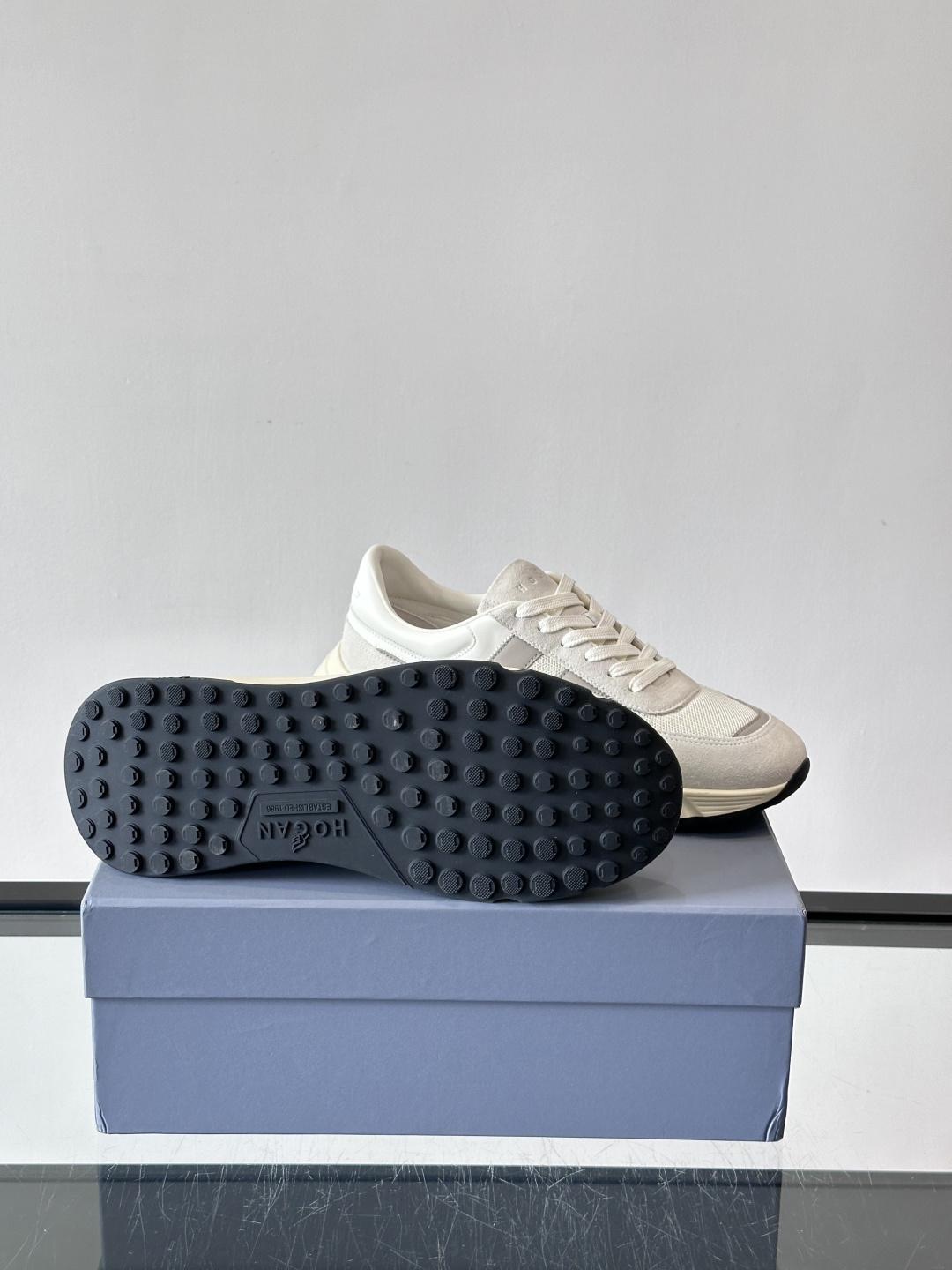 HOGAN豪格系列云朵鞋，主打休闲运动风，融合品牌经典与潮流元素。鞋面拼接麂皮和织物，棕灰白配色低调有质