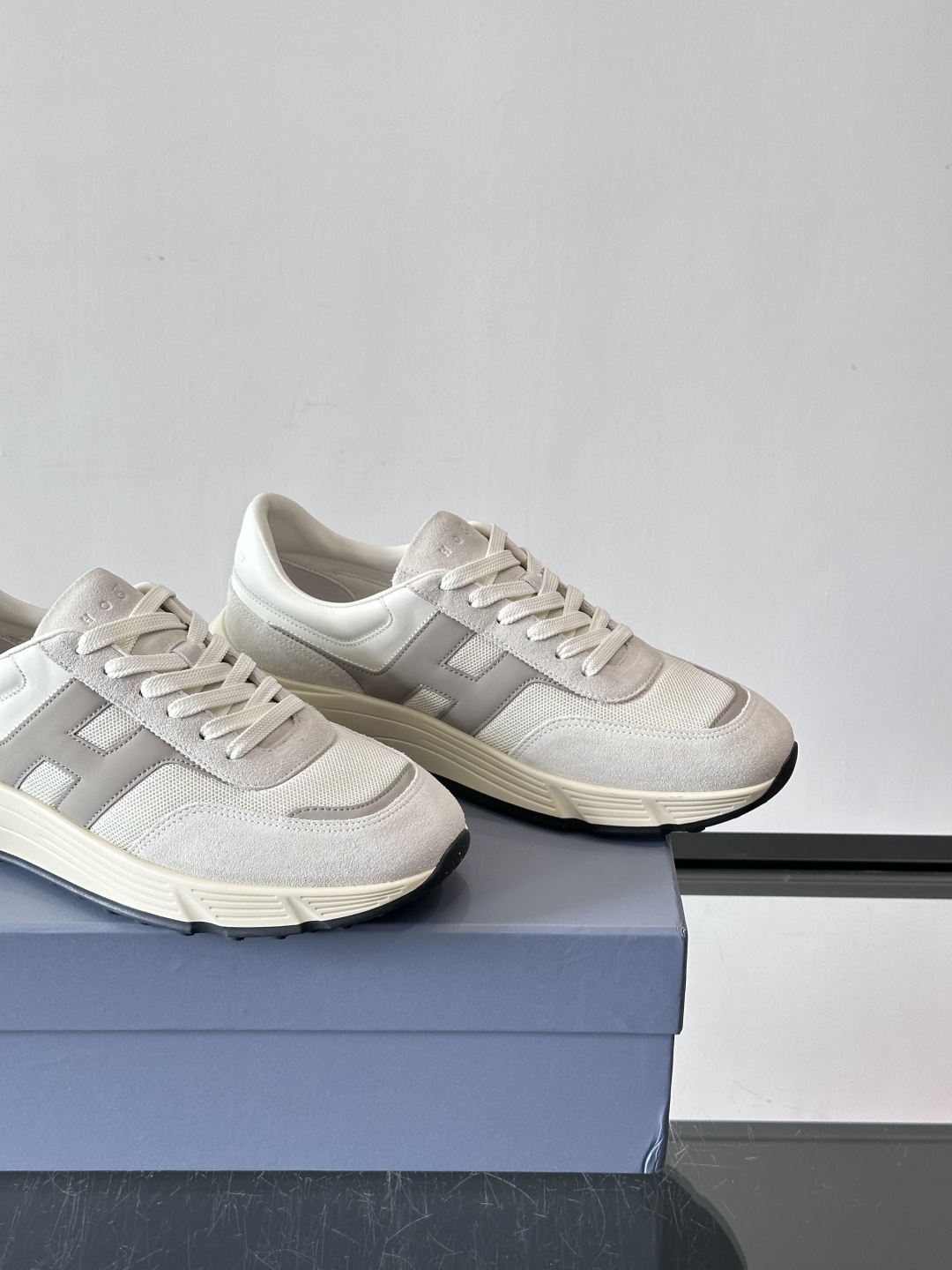 HOGAN豪格系列云朵鞋，主打休闲运动风，融合品牌经典与潮流元素。鞋面拼接麂皮和织物，棕灰白配色低调有质