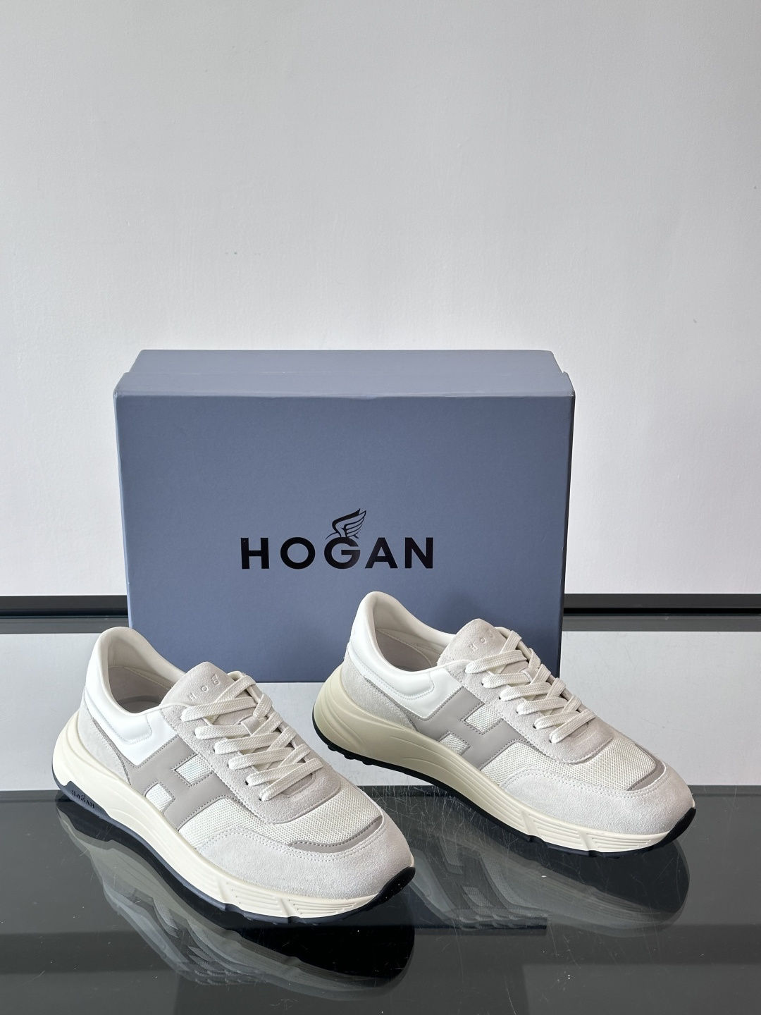 HOGAN豪格系列云朵鞋，主打休闲运动风，融合品牌经典与潮流元素。鞋面拼接麂皮和织物，棕灰白配色低调有质