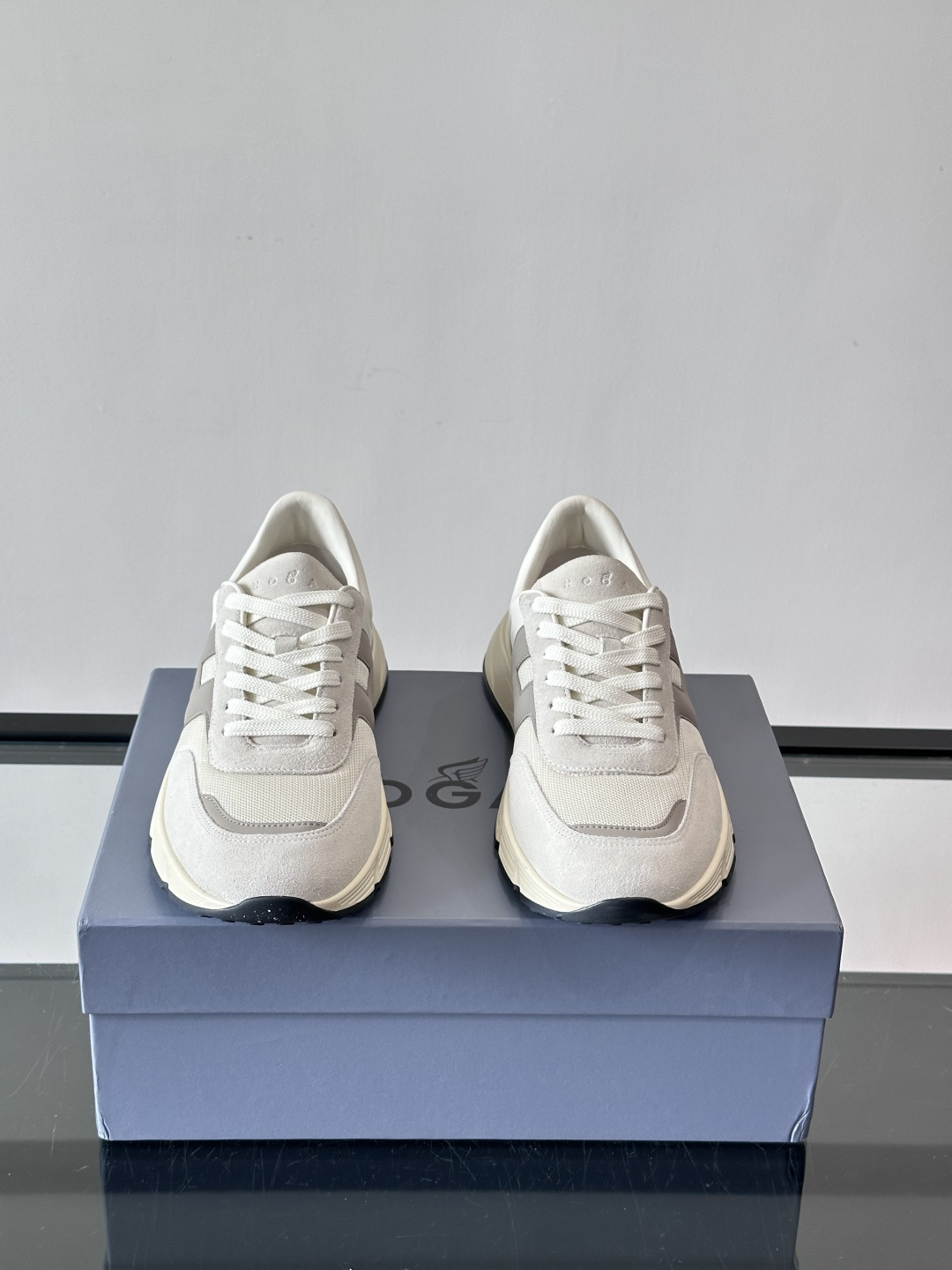 HOGAN豪格系列云朵鞋，主打休闲运动风，融合品牌经典与潮流元素。鞋面拼接麂皮和织物，棕灰白配色低调有质