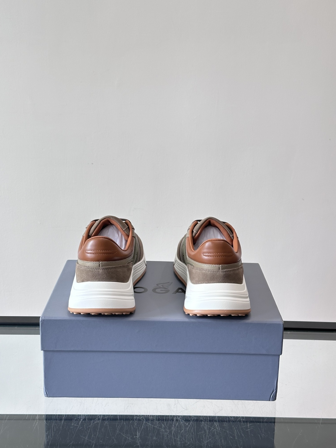 HOGAN豪格系列云朵鞋，主打休闲运动风，融合品牌经典与潮流元素。鞋面拼接麂皮和织物，棕灰白配色低调有质