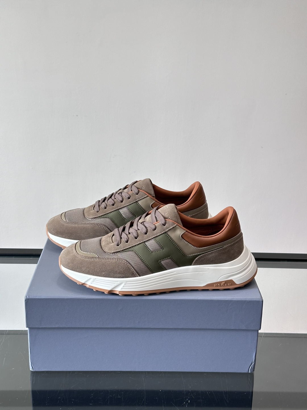 HOGAN豪格系列云朵鞋，主打休闲运动风，融合品牌经典与潮流元素。鞋面拼接麂皮和织物，棕灰白配色低调有质