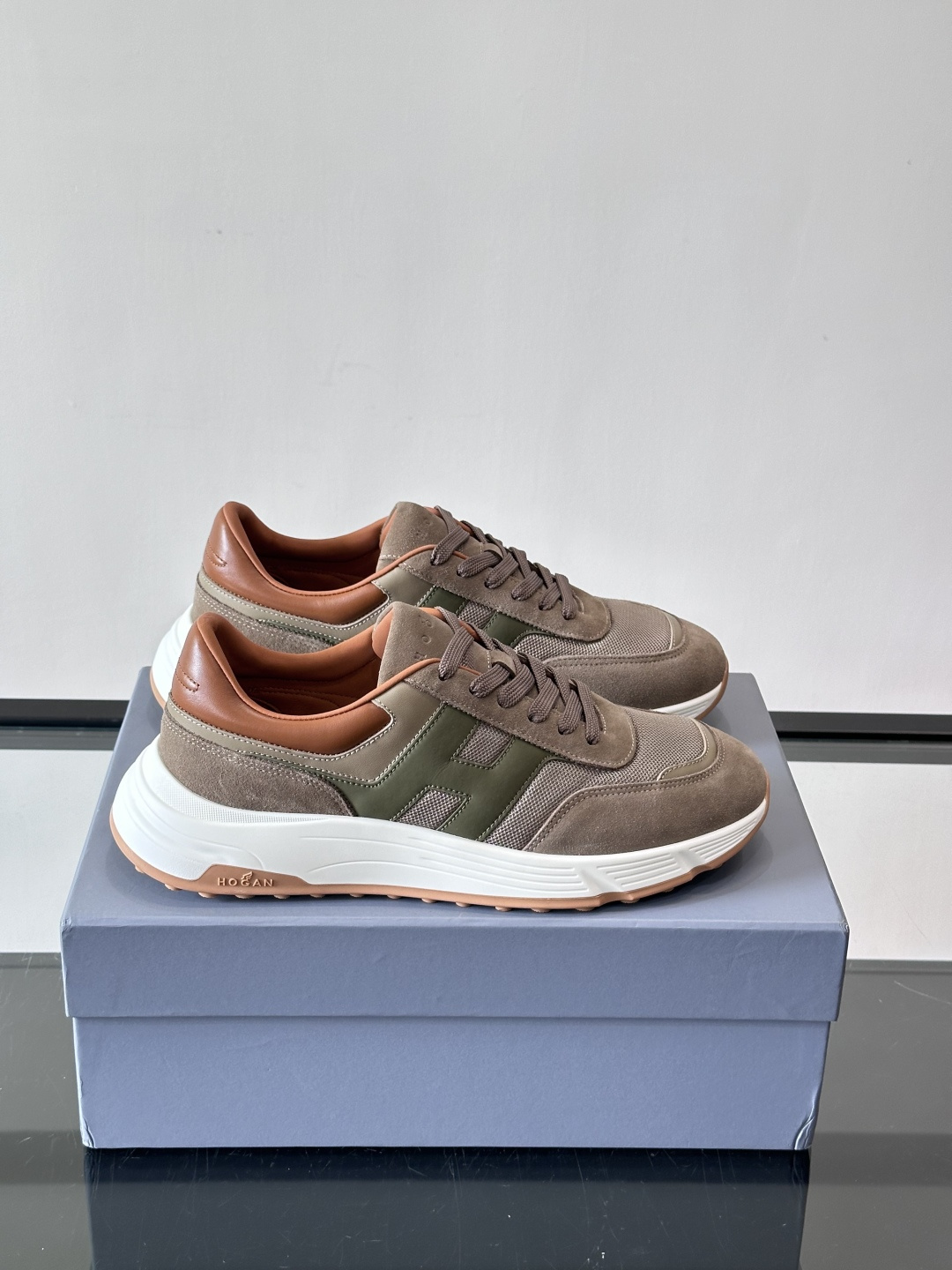 HOGAN豪格系列云朵鞋，主打休闲运动风，融合品牌经典与潮流元素。鞋面拼接麂皮和织物，棕灰白配色低调有质
