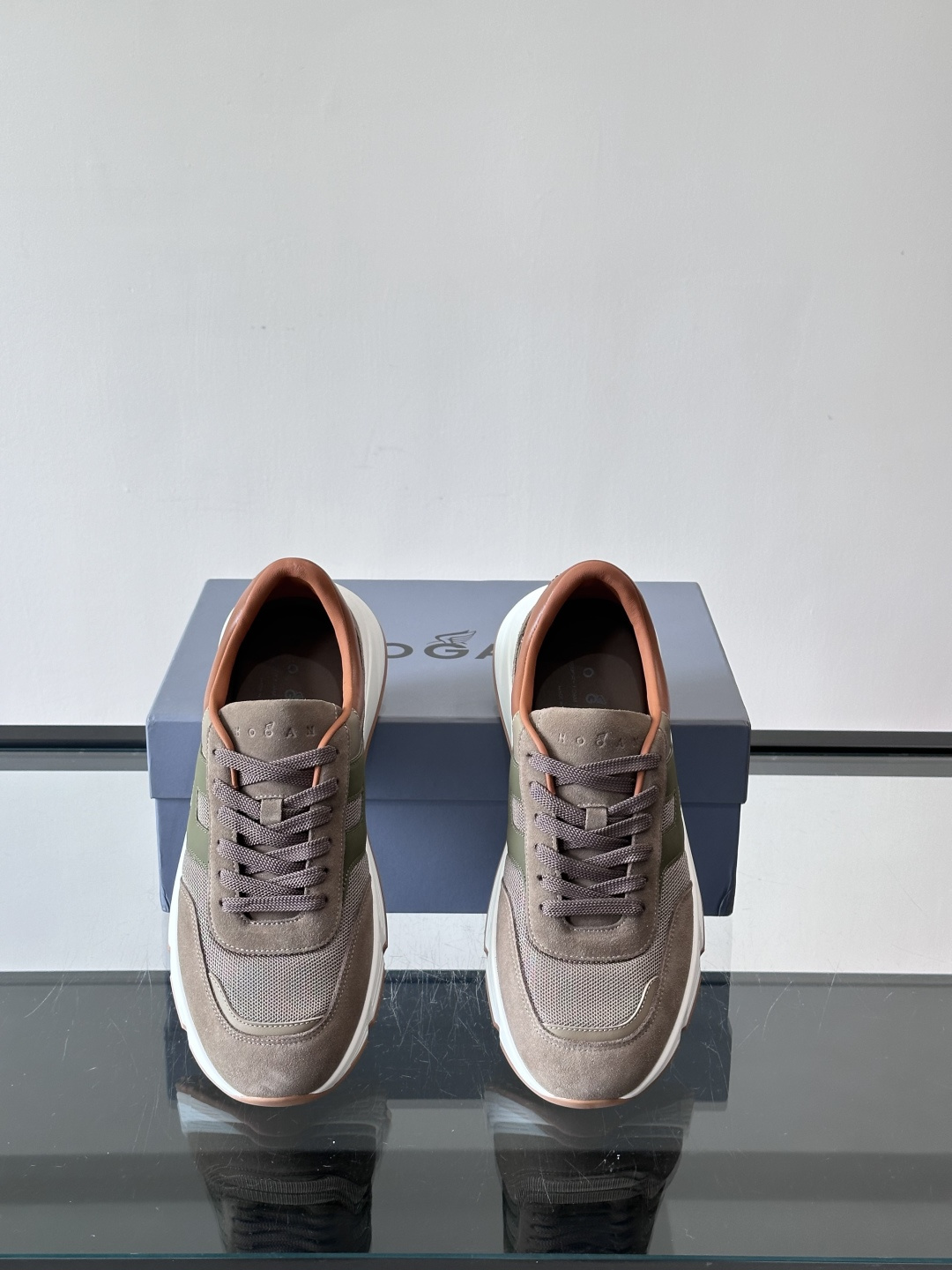 HOGAN豪格系列云朵鞋，主打休闲运动风，融合品牌经典与潮流元素。鞋面拼接麂皮和织物，棕灰白配色低调有质