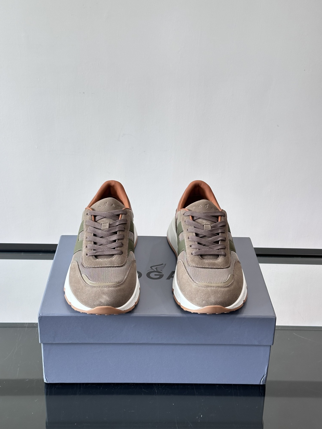 HOGAN豪格系列云朵鞋，主打休闲运动风，融合品牌经典与潮流元素。鞋面拼接麂皮和织物，棕灰白配色低调有质