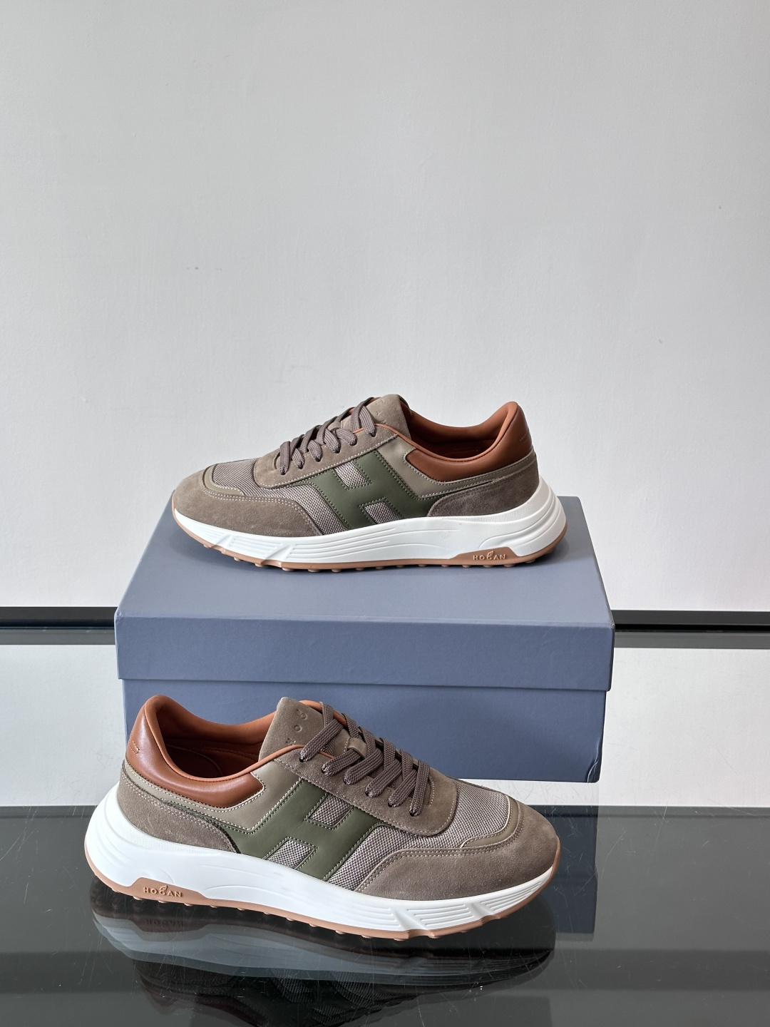 HOGAN豪格系列云朵鞋，主打休闲运动风，融合品牌经典与潮流元素。鞋面拼接麂皮和织物，棕灰白配色低调有质