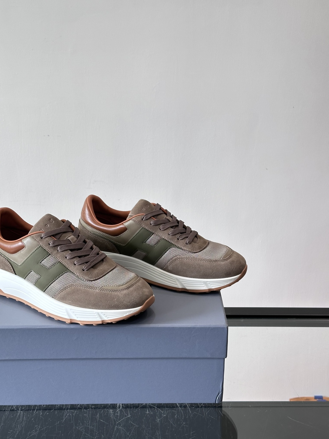 HOGAN豪格系列云朵鞋，主打休闲运动风，融合品牌经典与潮流元素。鞋面拼接麂皮和织物，棕灰白配色低调有质