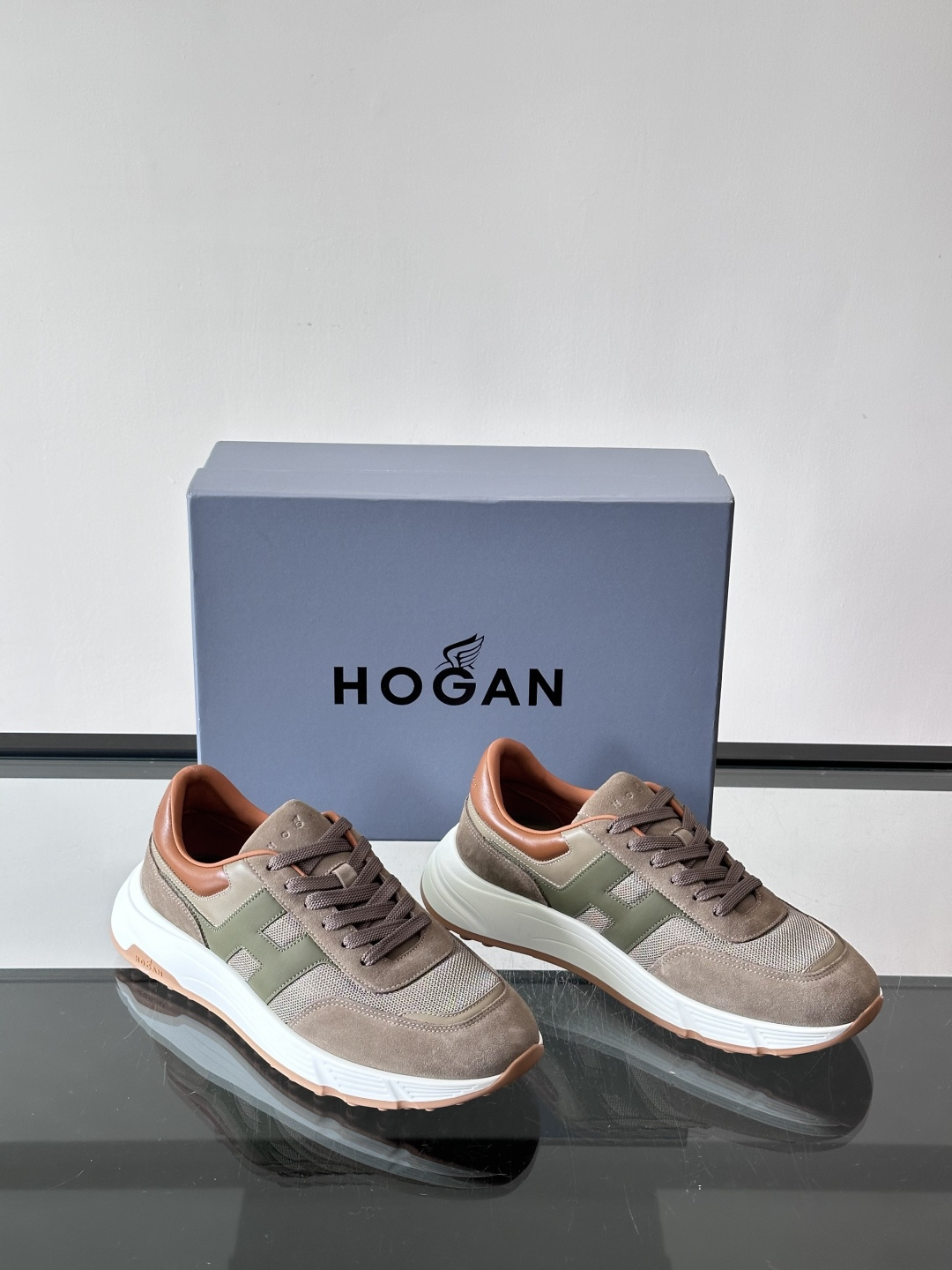 HOGAN豪格系列云朵鞋，主打休闲运动风，融合品牌经典与潮流元素。鞋面拼接麂皮和织物，棕灰白配色低调有质