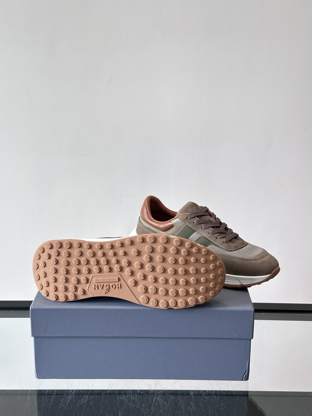 HOGAN豪格系列云朵鞋，主打休闲运动风，融合品牌经典与潮流元素。鞋面拼接麂皮和织物，棕灰白配色低调有质