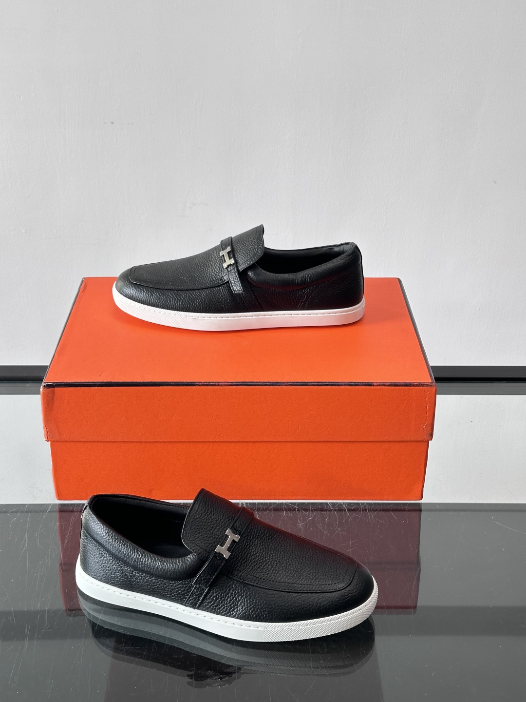 Hermes反绒皮乐福鞋爱马仕这款反绒皮乐福鞋，采用柔软麂皮，质感细腻，搭配白色橡胶鞋底，舒适又实用。鞋